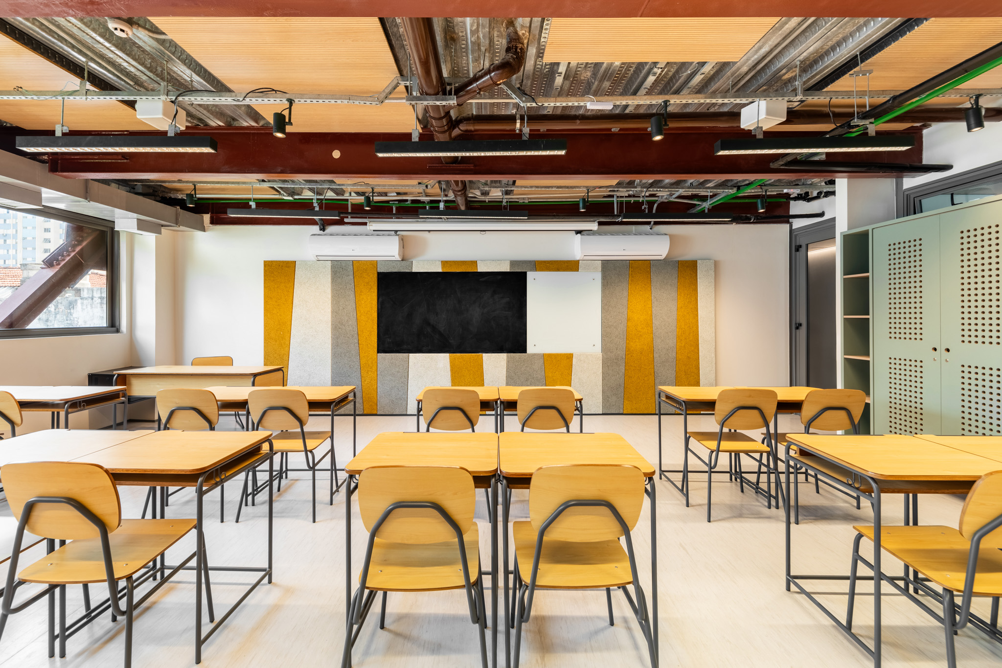 sala de aula com mesa aluno pólen + cadeira pólen