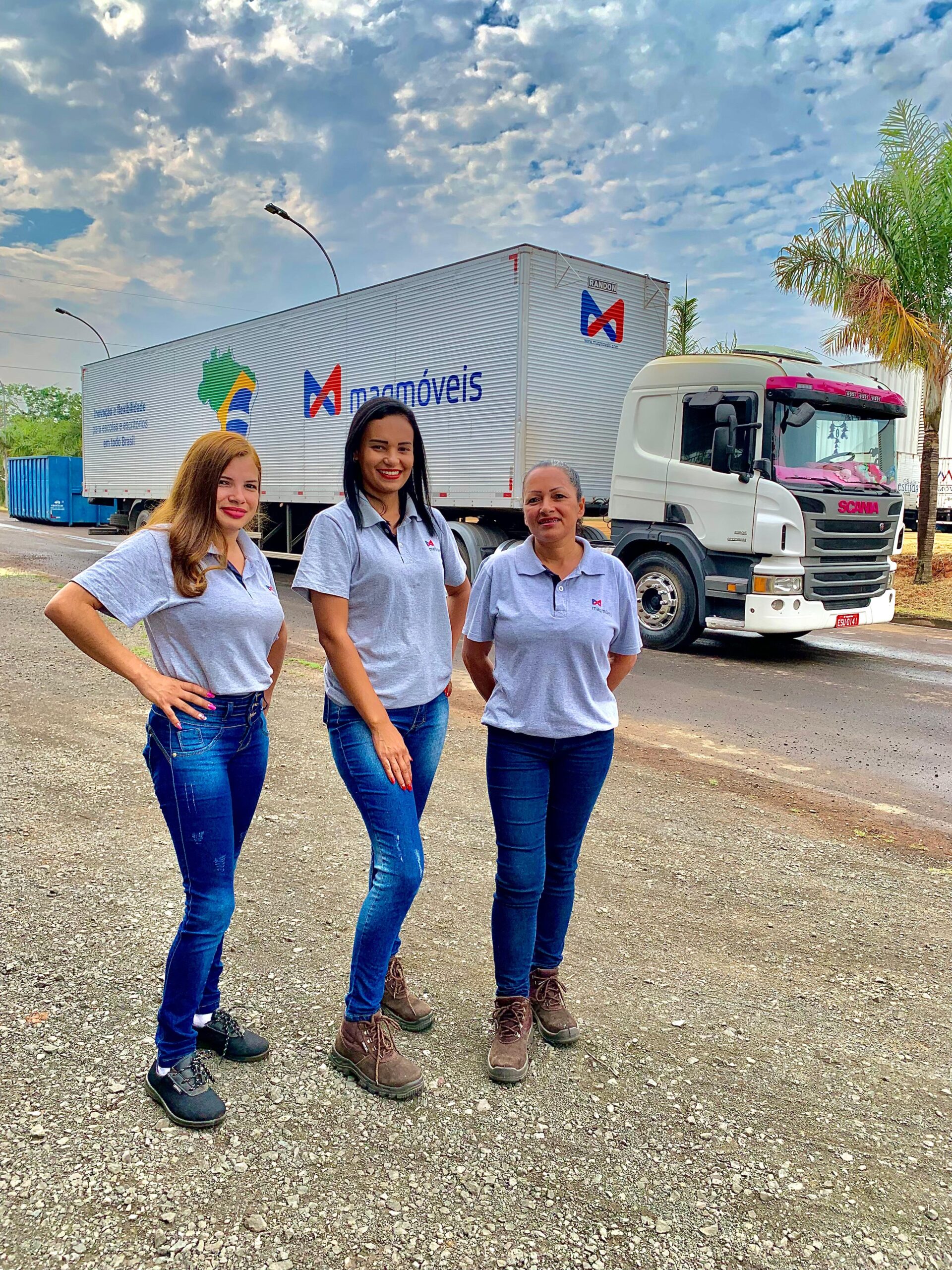 Motoristas de caminhão da Maqmóveis posam em frente a um caminhão